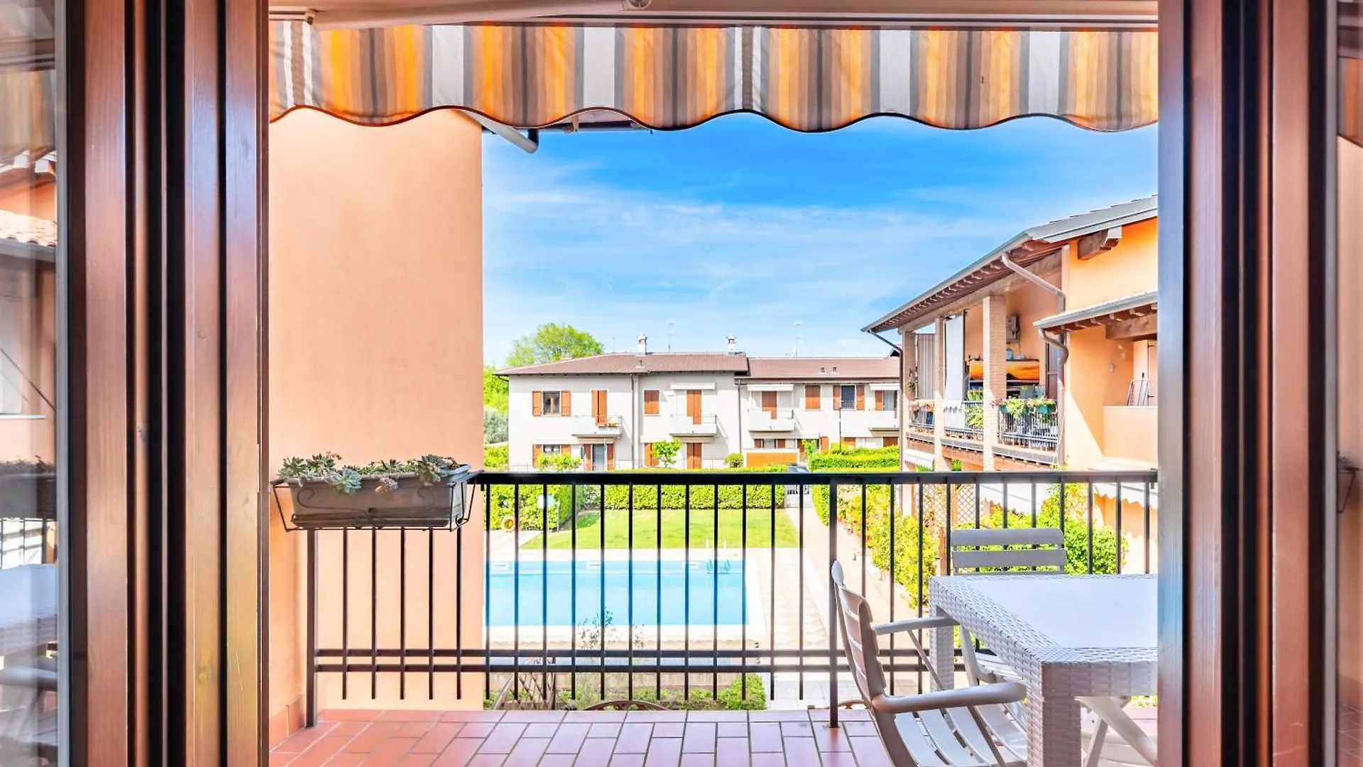 Valtenesi Appartment - Residence Pool - By Host4U マネルバ・デル・ガルダ アパート