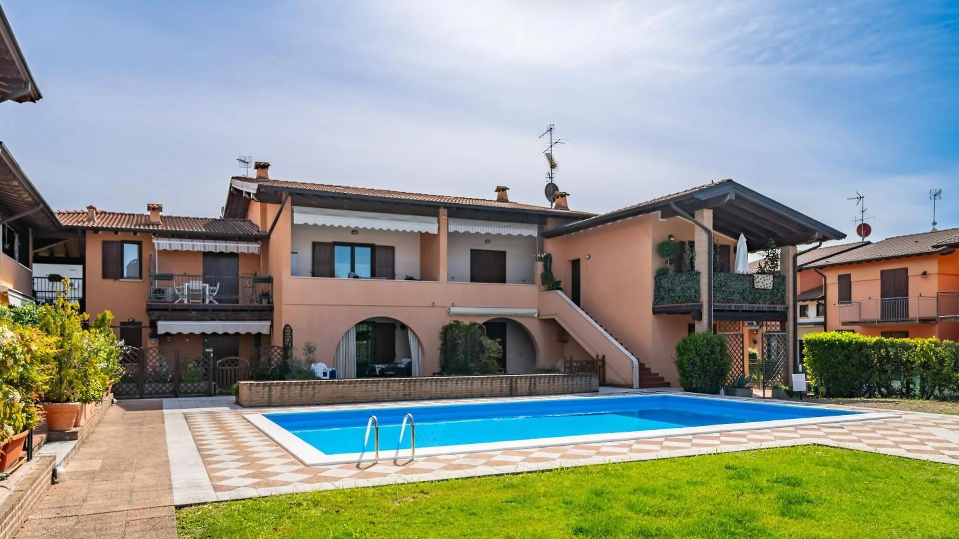 Valtenesi Appartment - Residence Pool - By Host4U マネルバ・デル・ガルダ