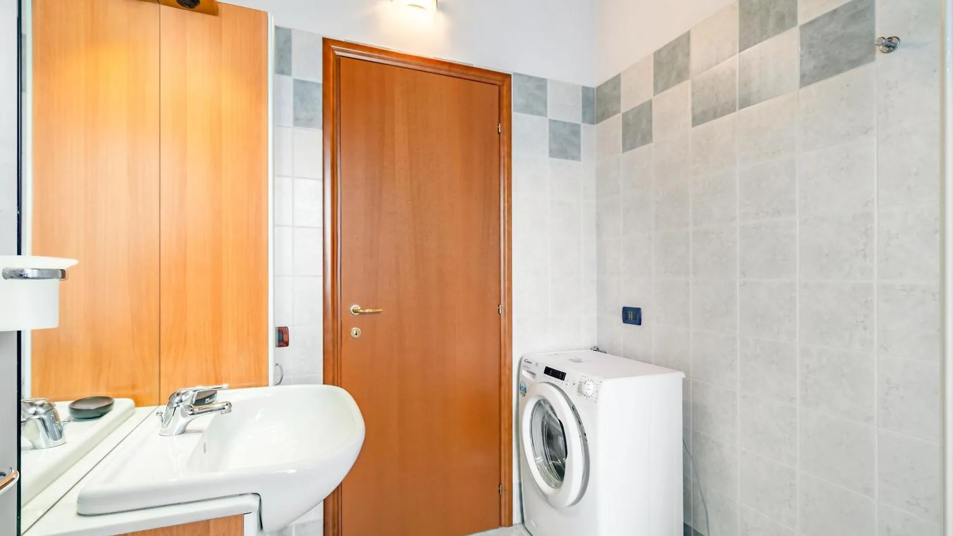 Valtenesi Appartment - Residence Pool - By Host4U マネルバ・デル・ガルダ 0*,  イタリア
